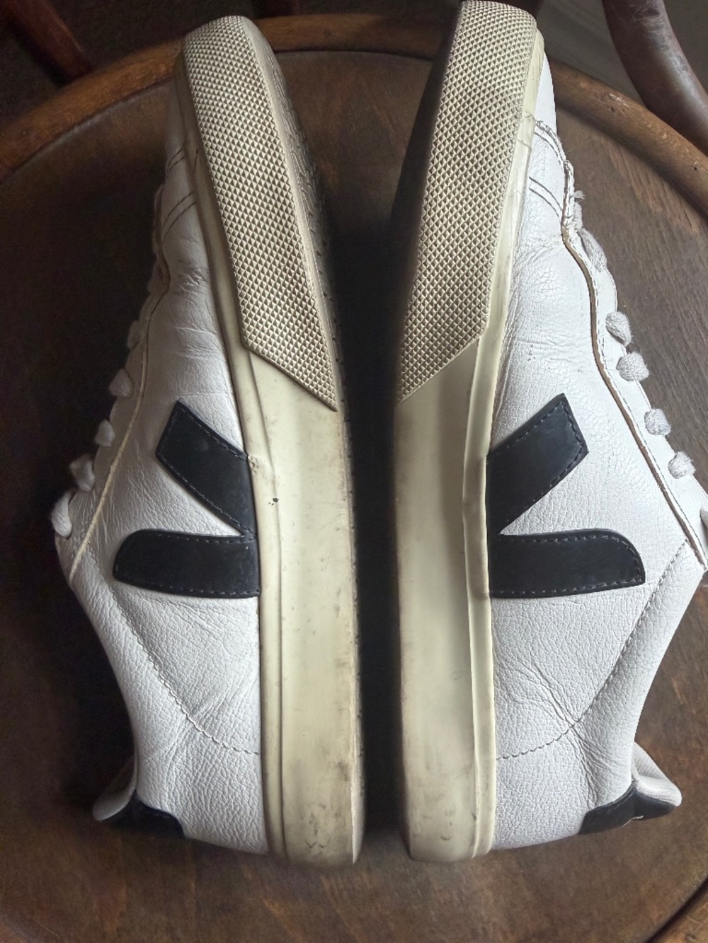 VEJA WHITE AND BLACK SIZE 9